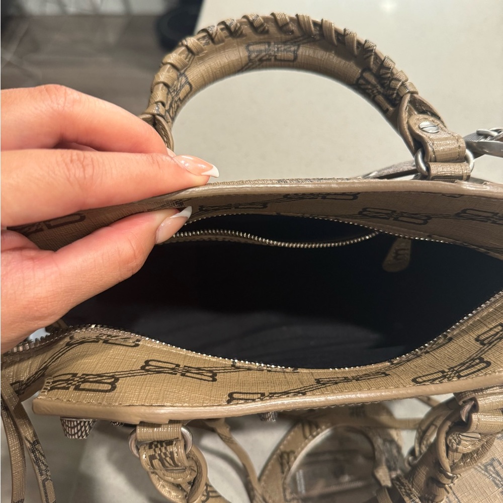 Balenciaga
Neo Cagole XS Monogram Shoulder Bag - Picture 6 of 8